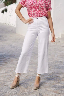 White Wide Leg Cropped Jeans -MIDI Clothing Shop 53194f7b5dfbb51415fc3615374fc17d368de9e9