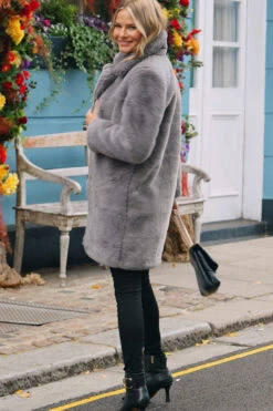 Grey Luxe Faux Fur Coat -MIDI Clothing Shop 6dc8856b47787605518bcc1f0eb5c3934590bc92