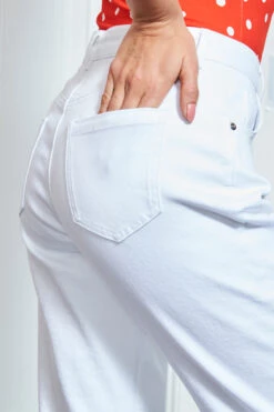 White Denim Slim Leg Mom Jeans -MIDI Clothing Shop s77 s21tj166 083