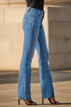 Light Wash Mid Rise Bootcut Jeans 9 Light Wash Mid Rise Bootcut Jeans -MIDI Clothing Shop web 2307 42 s23bd010dm001w s23tj083bk0001 42 190