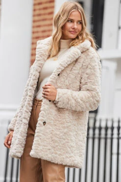 Cream Textured Faux Fur Coat -MIDI Clothing Shop web 2310 28 a23ow028nl0001 s23bp006bn0004 28 168