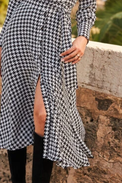 Black & White Dogtooth Print Midi Shirt Dress With Belt -MIDI Clothing Shop web 25 a21dw038bkge01 135