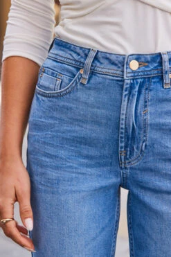 Light Wash Denim Slim Leg Jeans 16 Light Wash Denim Slim Leg Jeans -MIDI Clothing Shop web 77 s23ow040bk0001 s22bd010dm001w 348